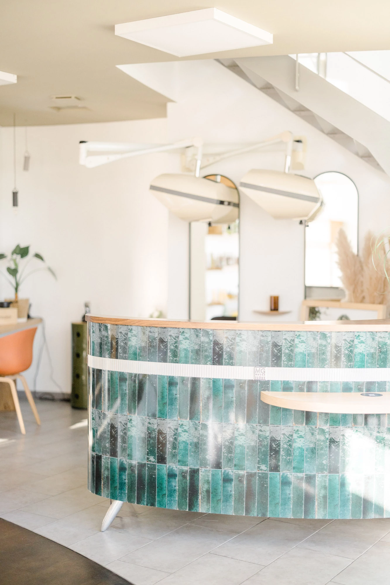 verre luminaire peinture chaise gris